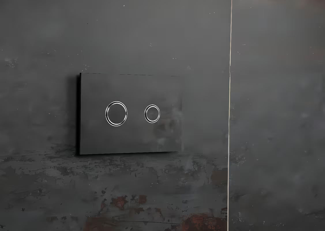 Crno-matni aktivirna tipka Alca pro vodokotlića Alcaplast iz serije Metal.