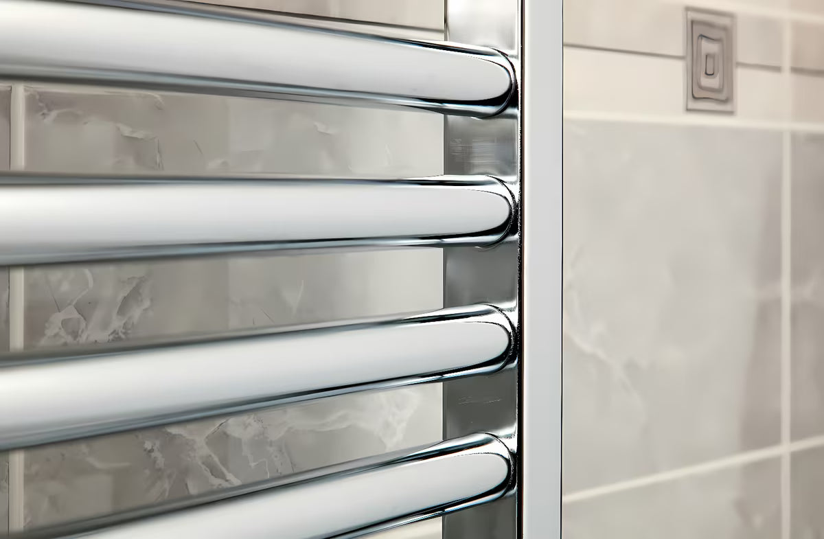 Kombiniran kopalniški radiator Anima Marcus 450x1760 mm v krom izvedbi z ukrivljenim profilom.