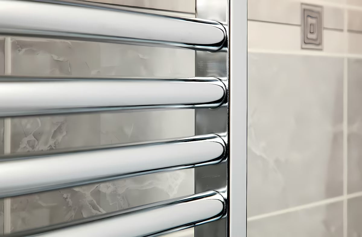Električni radiator Anima Marcus v krom izvedbi, 45x111,8 cm, z grelno palico in termostatom.