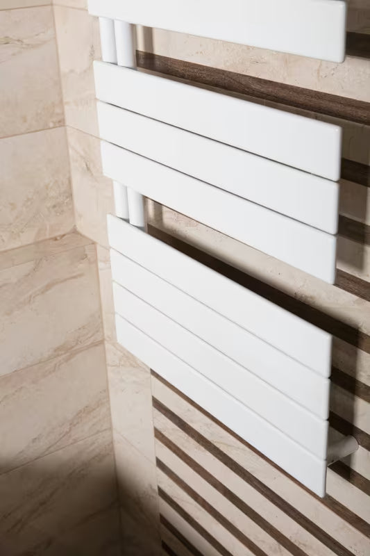 Bel kombiniran kopalniški radiator Anima Oliver 60x93 cm, primeren pro za ogrevanje prostora in sušenje brisač.