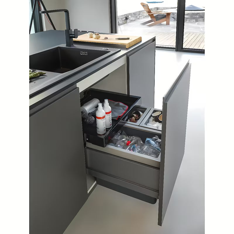 Vgradni koš za smeti sorter Franke s prednjim izvlačenjem, tri kante i ladicom s ugljičnim filtrom u crnoj i sivoj boji.