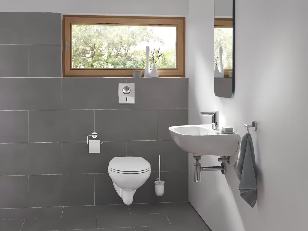 Bela WC deska Grohe Bau Ceramic iz duroplasta s hitrim snemanje in nerjavnimi tečaji