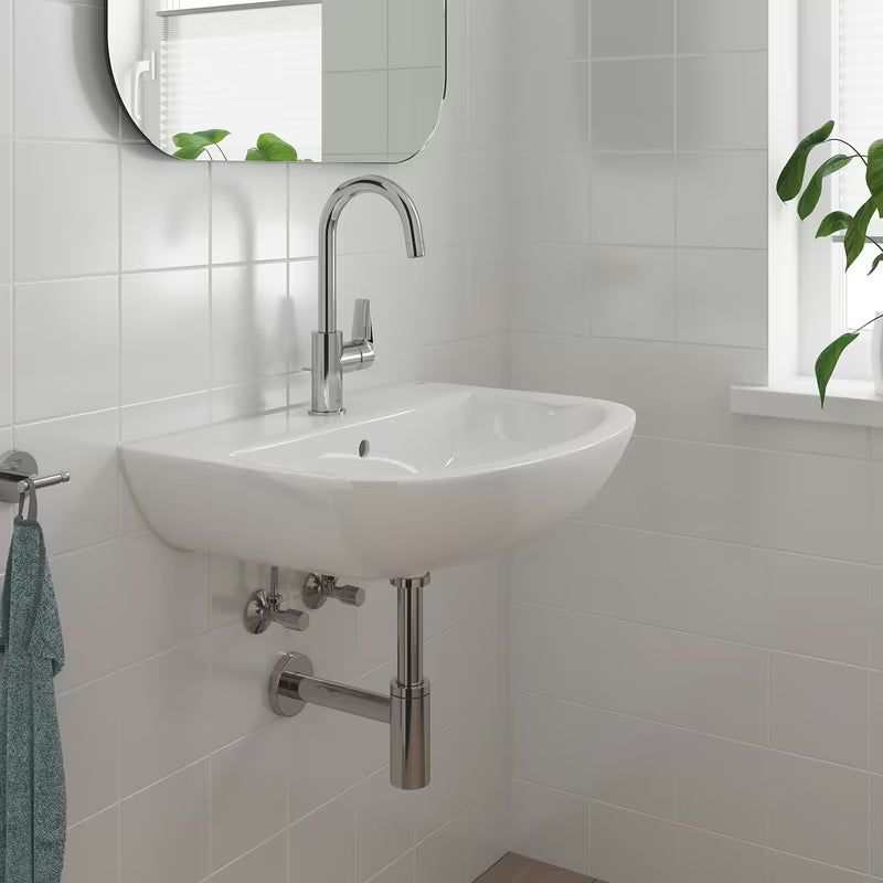 Visoka enoročna armatura za umivalnik Grohe bauedge u krom izvedbi z odtokom.