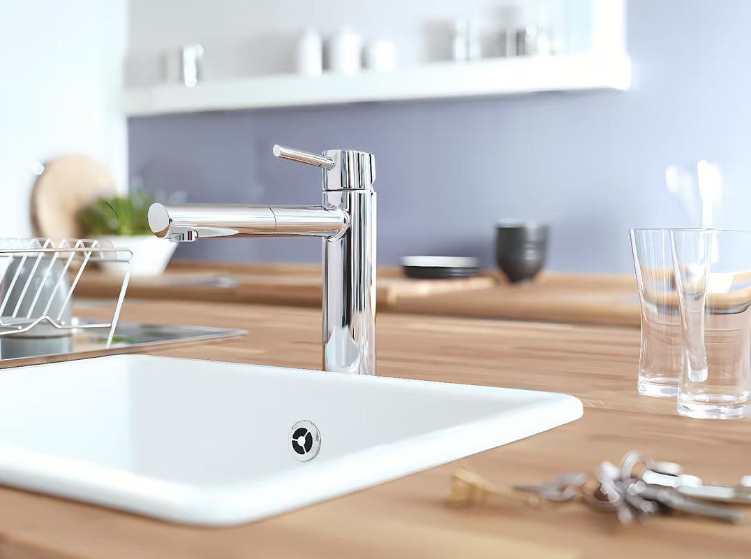 Kromirana armatura za pomivalno korito Grohe Concetto New s srednje visokim vrtljivim izlivom in izvlečno prho