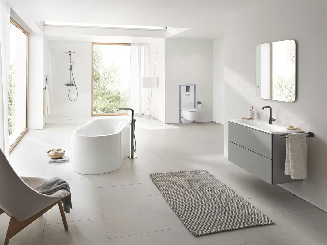 Enoročna stoječa armatura za umivalnik Grohe Essence z odtokom v izvedbi hard graphite.