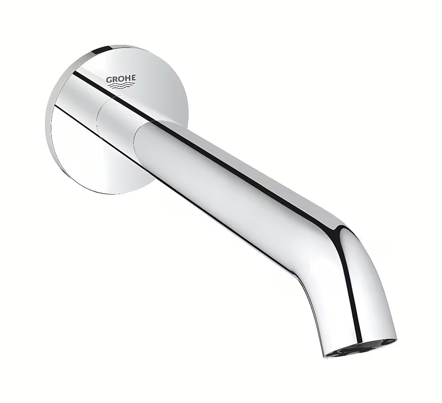 Kromiran izliv za kad Grohe Essence New pro za stensko montažo z aeratorjem.