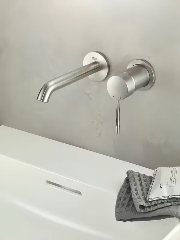 Podometna armatura za umivalnik Grohe Essence New v mat izvedbi supersteel pro za stensko montažo.