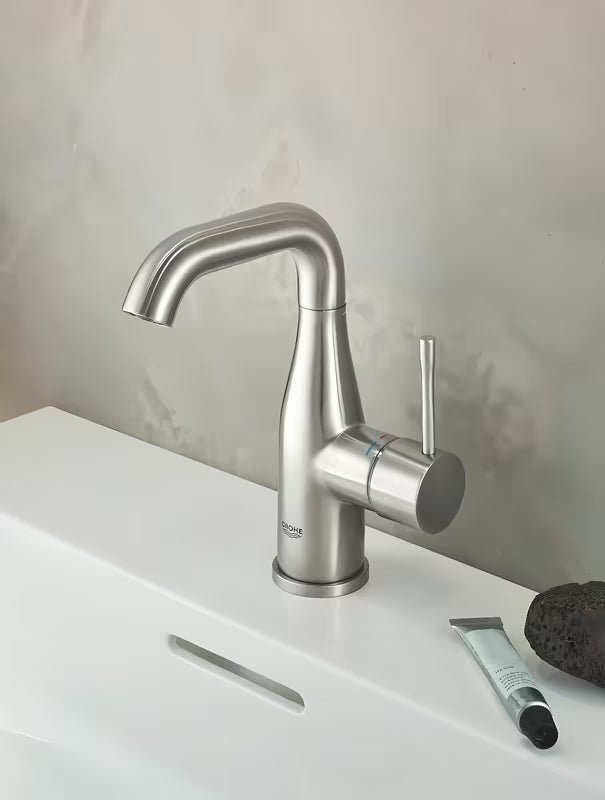 Umivalniška enoročna armatura Grohe Essence New z odtokom v izvedbi supersteel.