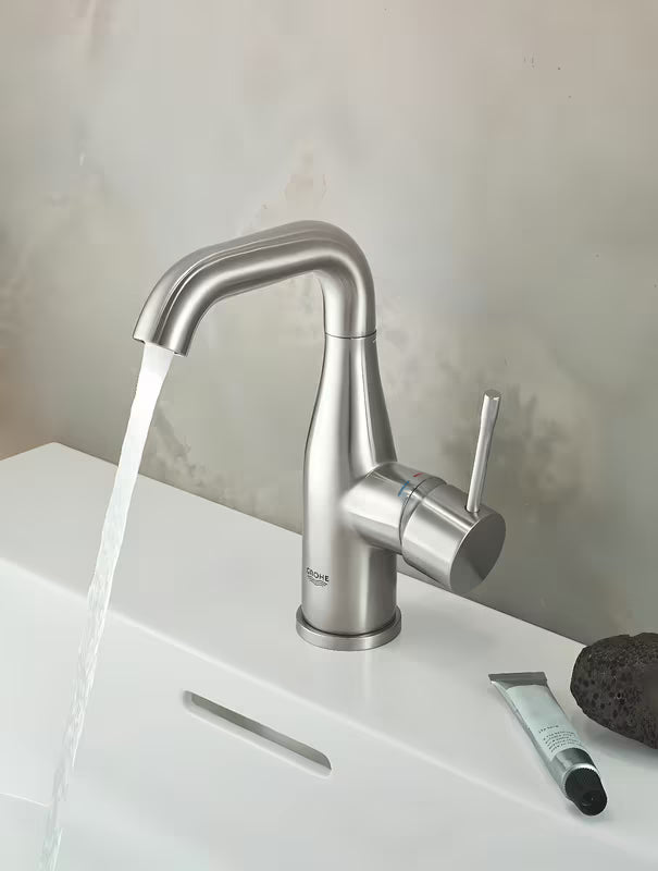 Umivalniška enoročna armatura Grohe Essence New z odtokom v izvedbi supersteel.