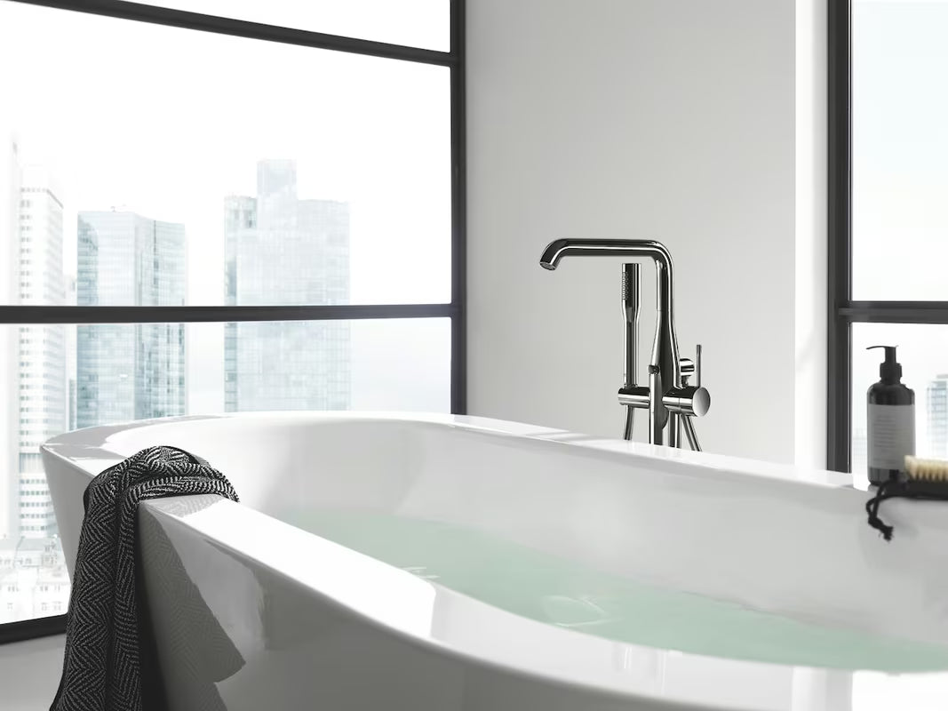 Talna armatura za kad Grohe Essence New s tuš setom v izvedbi Hard Graphite.