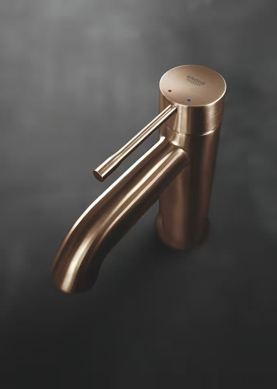 Umivalniška enoročna armatura Grohe Essence New z visokim izlivom v izvedbi Brushed Warm Sunset.