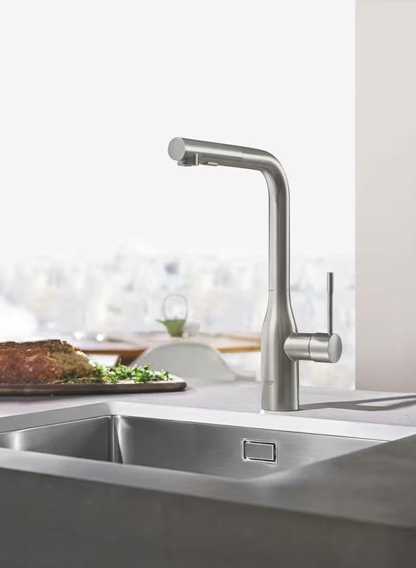 Grohe Essence New armatura za pomivalno korito z visokim vrtljivim izlivom in izvlečno prho v površini supersteel.