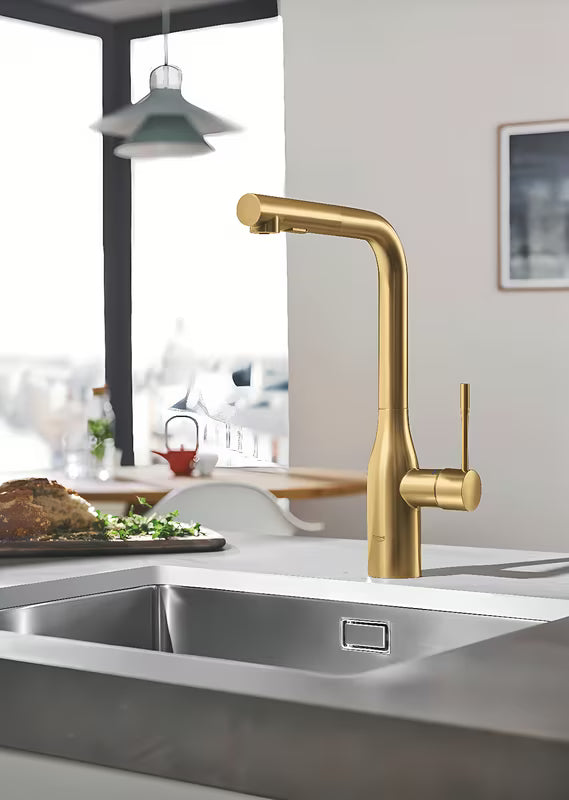 Armatura za Pomivalno Korito Grohe Essence New z visokim izlivom in izvlečno prho v izvedbi brushed cool sunrise.