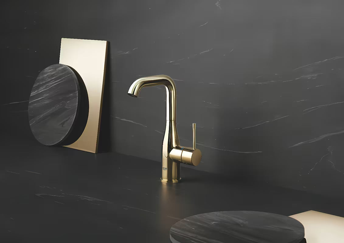 Visoka enoročna armatura za umivalnik Grohe Essence New v izvedbi Cool Sunrise z vrtljivim izlivom.