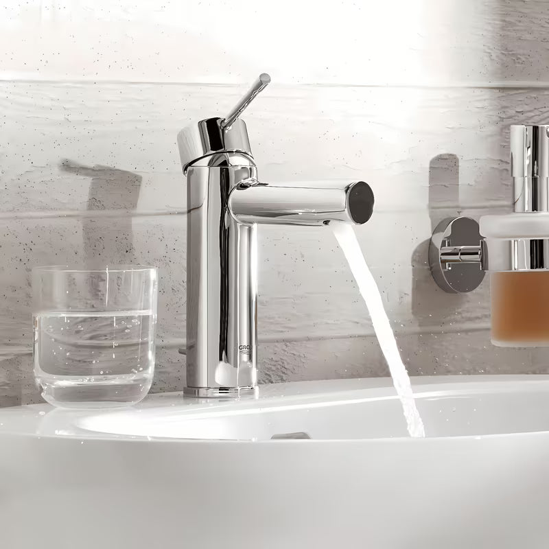 Kromirana armatura za umivalnik Grohe Essence New z ročnim upravljanjem in izpustom.