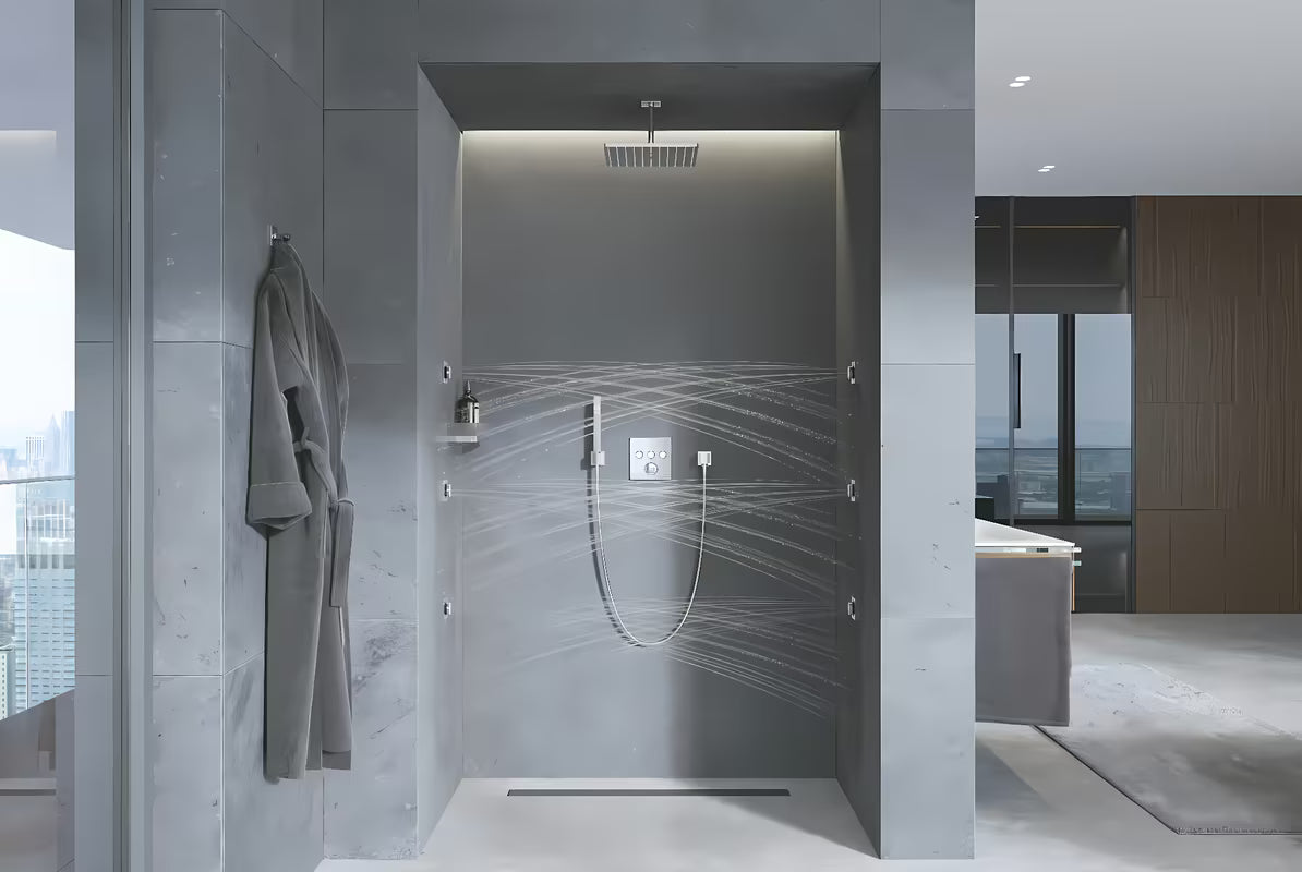 Fiksni kromiran nosilec tuš ročke Grohe Euphoria Cube v oglati zasnovi.