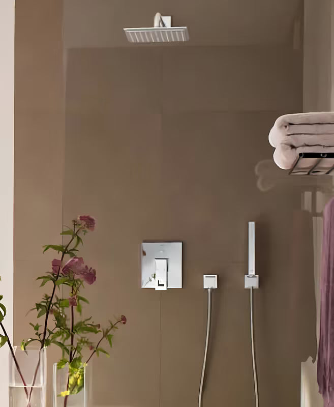 Komplet za Kad Grohe Euphoria Cube v krom izvedbi z ročno prho, držalom in cevjo za prho Silverflex 1 250 mm.