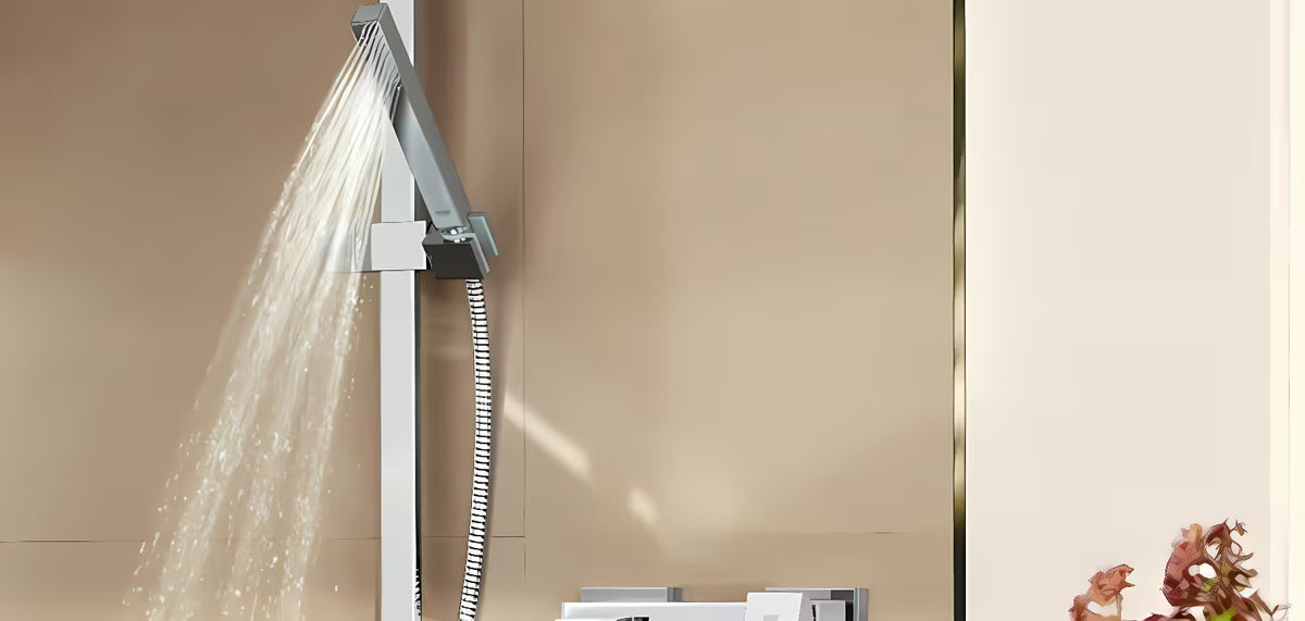 Komplet za Kad Grohe Euphoria Cube u krom izvedbi s ručnim tušem, držačem i crijevom za tuš Silverflex 1 250 mm.