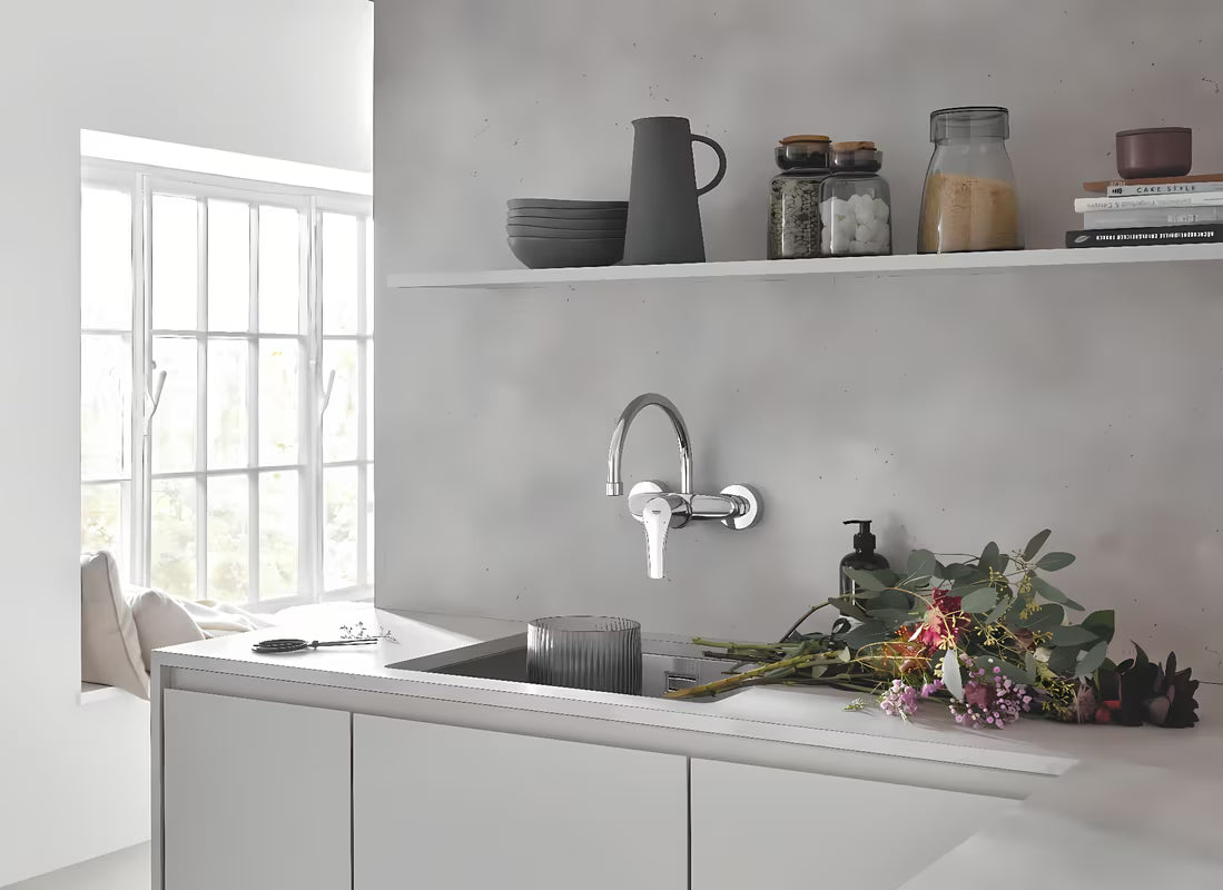 Grohe Eurosmart New enoročna stenska armatura za pomivalno korito v krom izvedbi z vrtljivim izlivom.