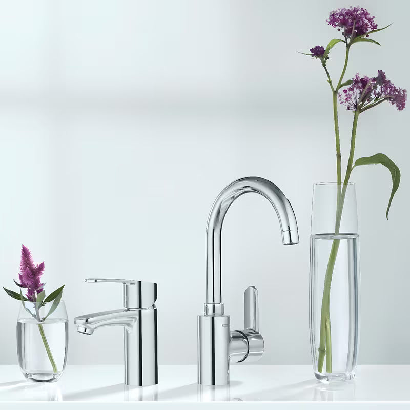 Kromirana armatura za umivalnik Grohe Eurostyle Cosmopolitan z ročnim upravljanjem in varčno tehnologijo EcoJoy.