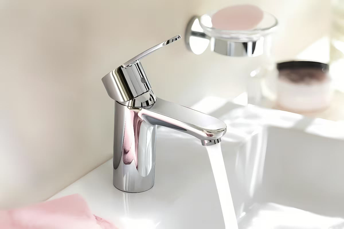 Kromirana armatura za umivalnik Grohe Eurostyle Cosmopolitan z ročnim upravljanjem in varčno tehnologijo EcoJoy.