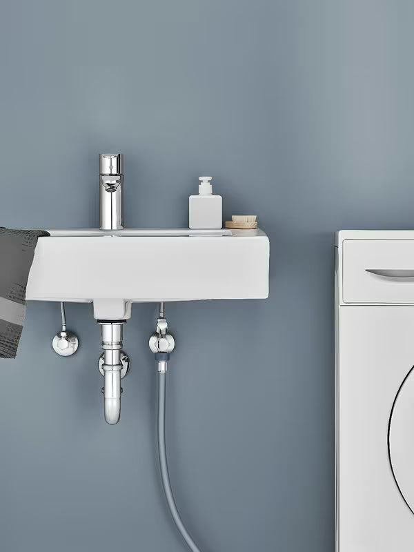 Kotni ventil Grohe pro za stensko montažo s protipovratnim ventilom in kovinsko rozeto.