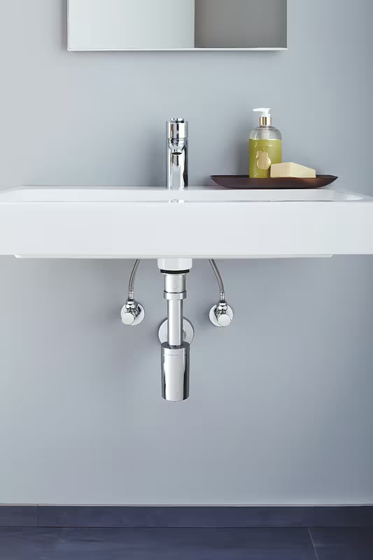 Kotni ventil Grohe v izvedbi chrome s kovinsko rozeto in ergonomskim kovinskim ročajem.