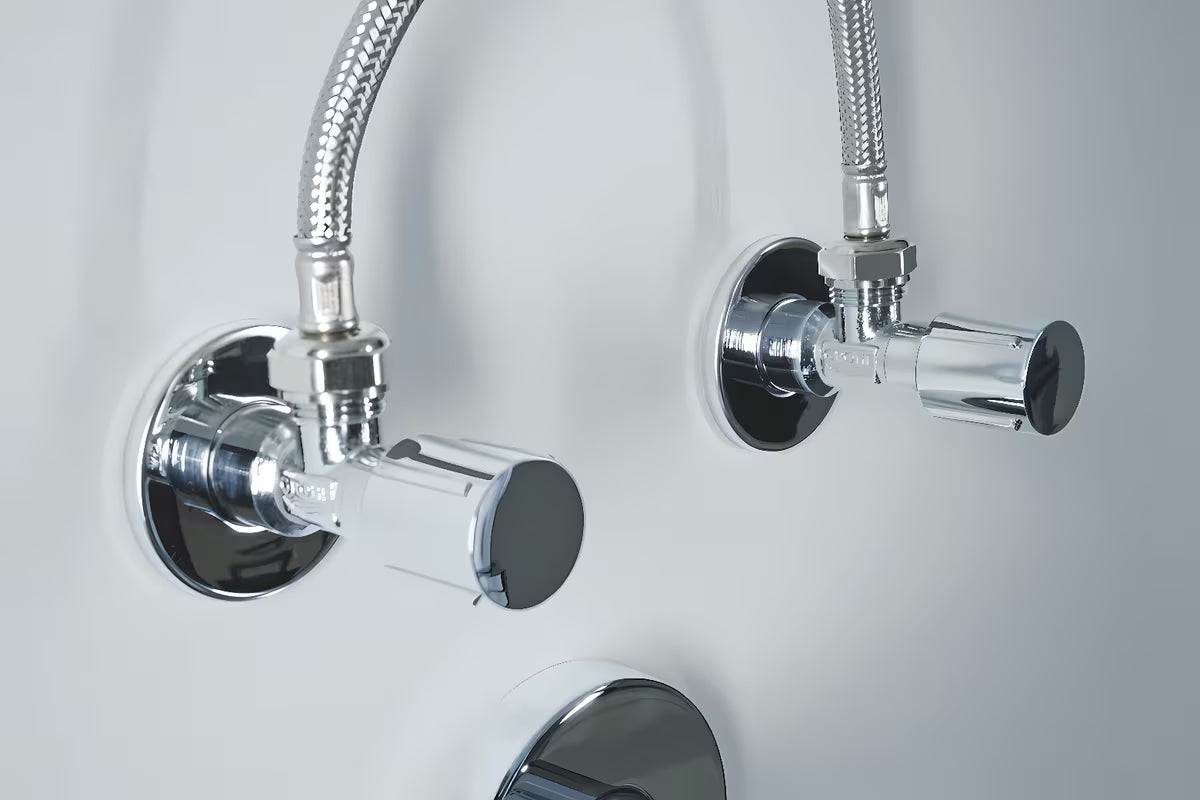 Kotni ventil Grohe v izvedbi chrome s kovinsko rozeto in ergonomskim kovinskim ročajem.