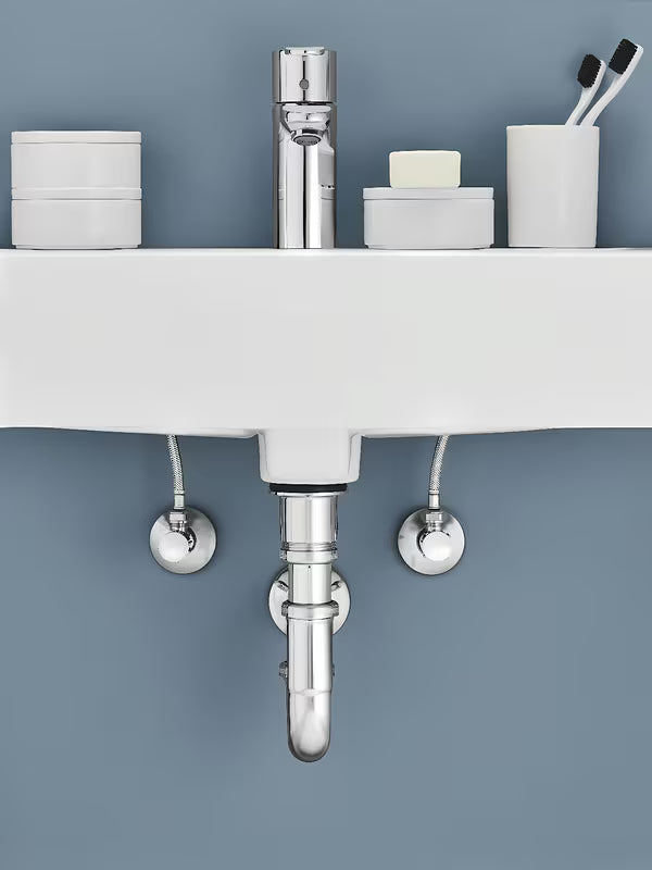 Kotni ventil Grohe v izvedbi chrome s kovinsko rozeto in ergonomskim kovinskim ročajem.