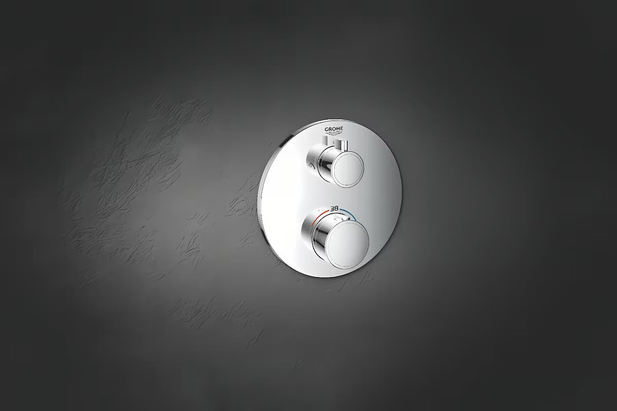 Podometna termostatska armatura za tuš Grohe Grohtherm u krom izvedbi pro nadglavni i ručni tuš.