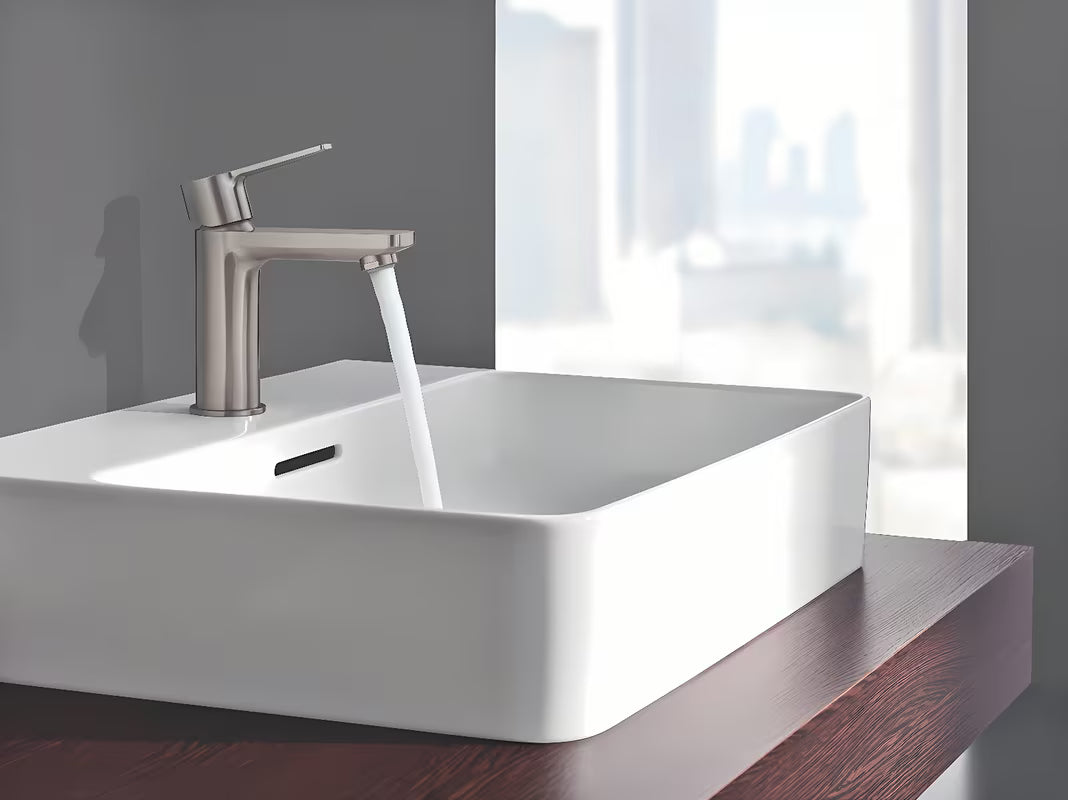 Umivalniška enoročna armatura Grohe Lineare v izvedbi supersteel s click-clack-odtokom in s kratkim izlivom