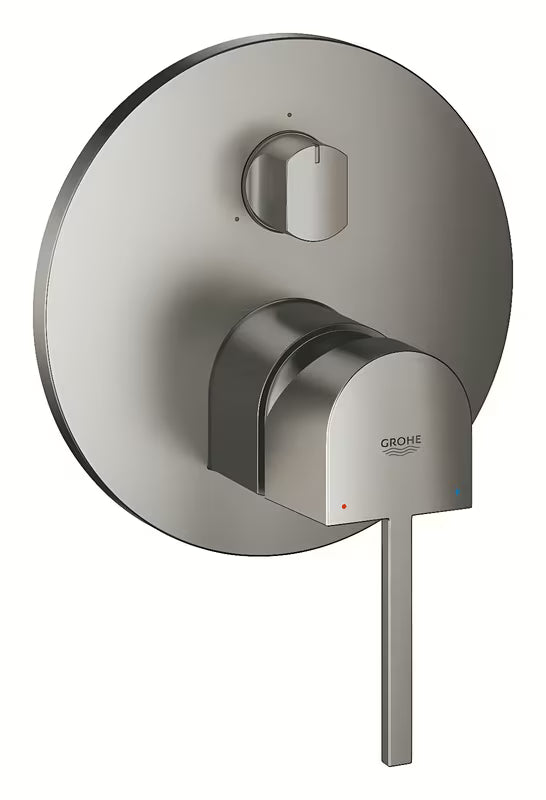 Podometna pršna in armatura za kad Grohe Plus v izvedbi krtačeni Hard Graphite s 3-smernim preklopnikom.