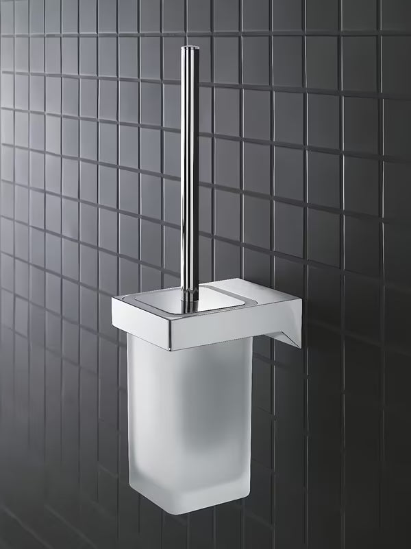 Stenska WC ščetka Grohe Selection Cube v kromu s skritim pritrjevanjem ter držalom iz stekla in kovine.