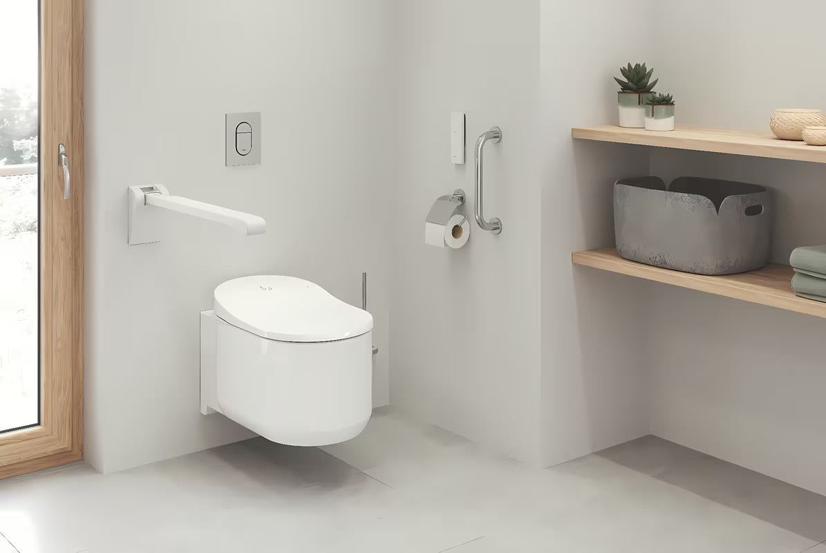 Bela viseče pršna WC školjka Grohe Sensia Arena z bidejem in daljinskim upravljanjem
