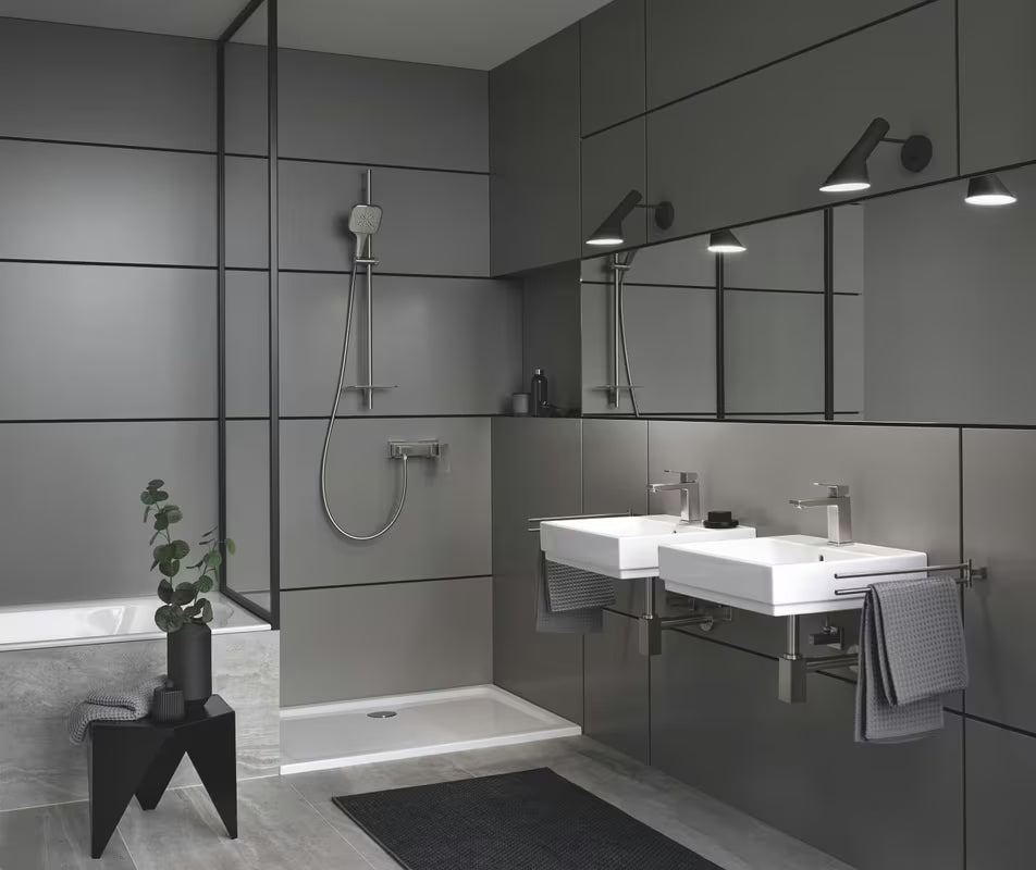 Cev za Tuš Grohe Silverflex v izvedbi Supersteel z vrtljivim stožcem Twistfree in zaščito AntiFold.