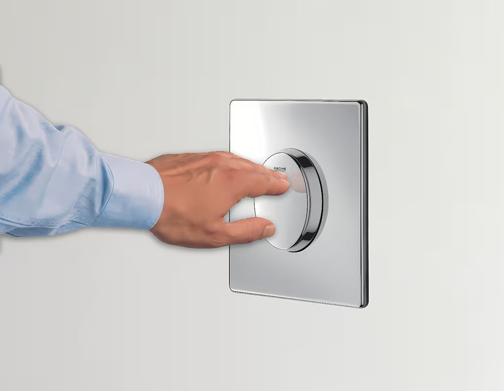 Kromirana aktivirna tipka Grohe Skate Air pro za jednokoličinsko ispiranje i vertikalnu montažu.