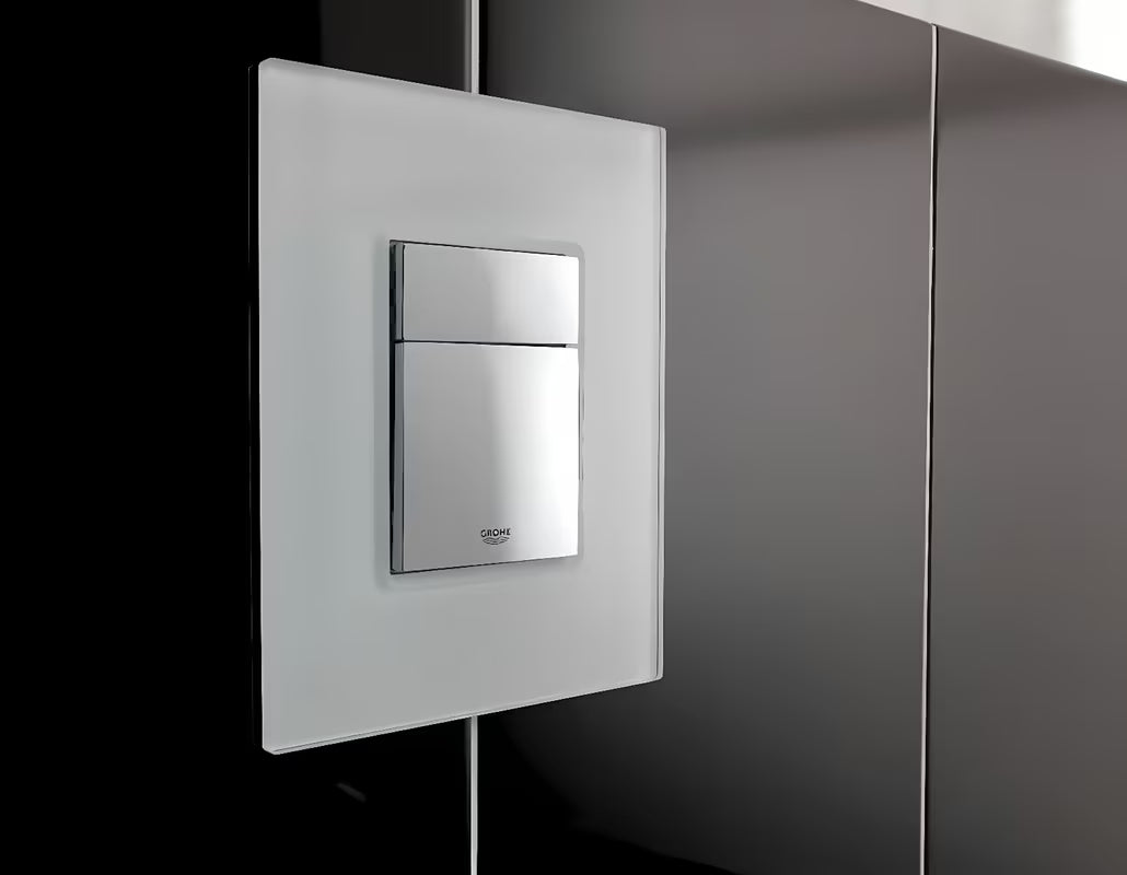 Aktivirna tipka Grohe Skate Cosmopolitan sa staklenom površinom u mjesečevo bijeloj boji.