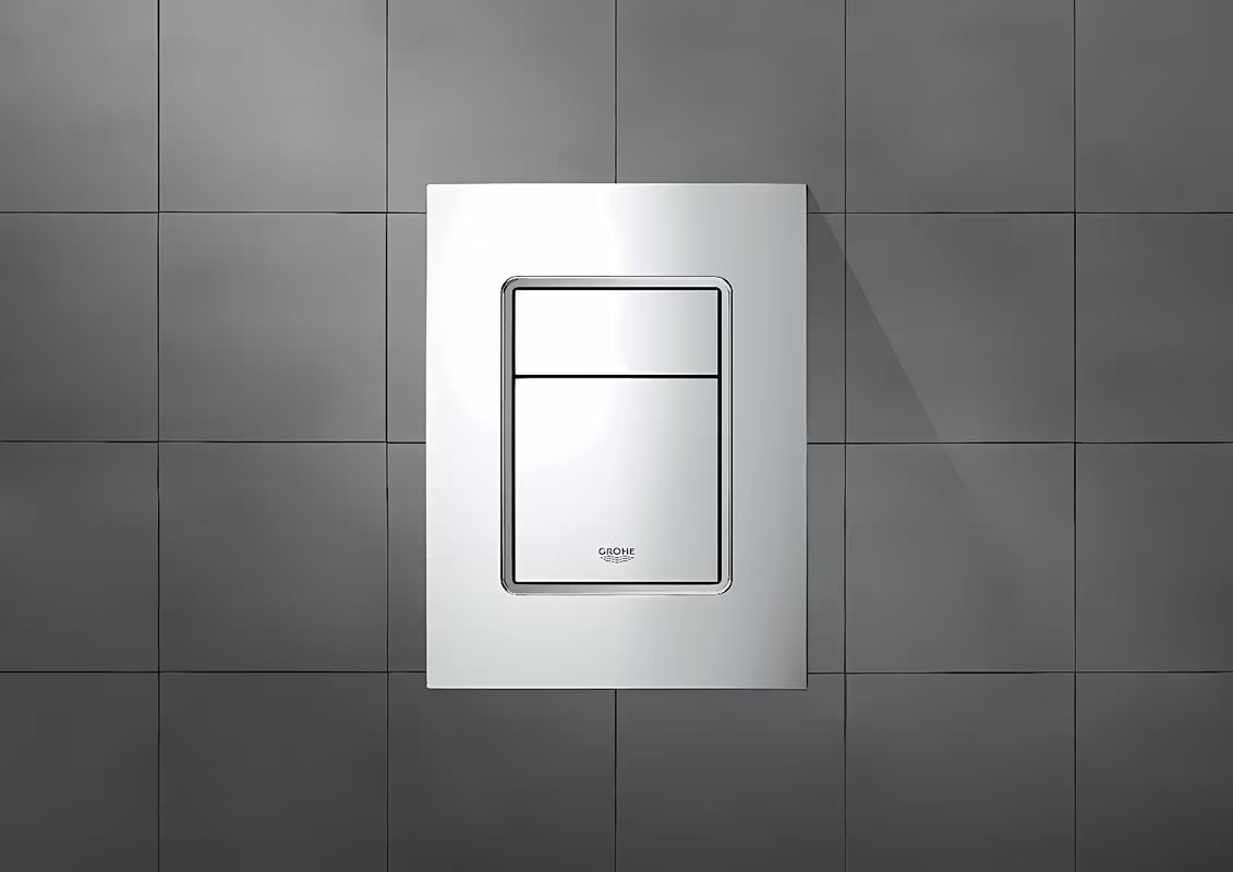 Kromirana tipka za ispiranje tipka Grohe Skate Cosmopolitan S pro podometne splakovalniki s dvokoličinskim ispiranjem.