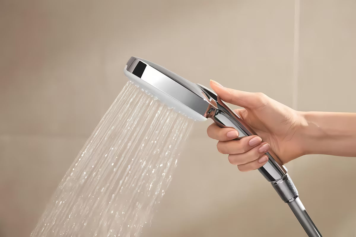 Tušni sistem Grohe Tempesta Cube System s termostatsko armaturo v krom izvedbi z nadglavno in ročno prho
