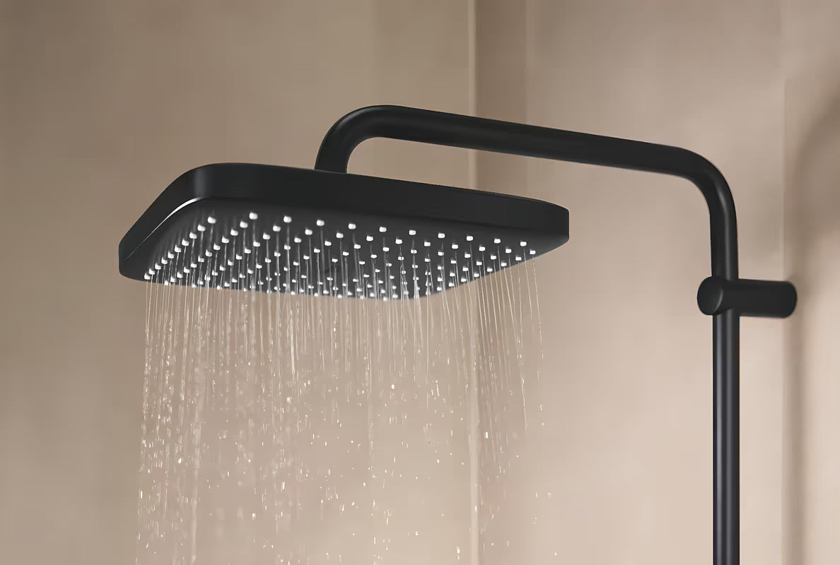 Mat črn tušni sistem Grohe Tempesta System Cube s termostatsko armaturo z nadglavno in ročno prho