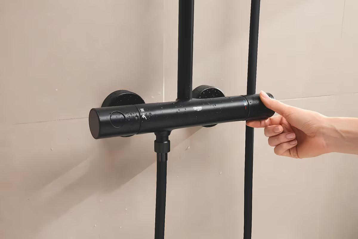 Mat črn tušni sistem Grohe Tempesta System Cube s termostatsko armaturo z nadglavno in ročno prho