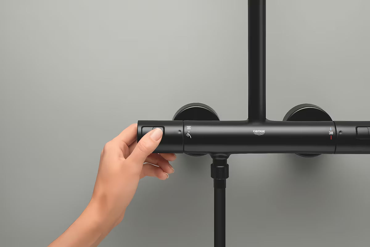 Mat crni tušni sistem Grohe Vitalio Comfort s nadglavnim tušem 250x250 mm i ručnim tušem