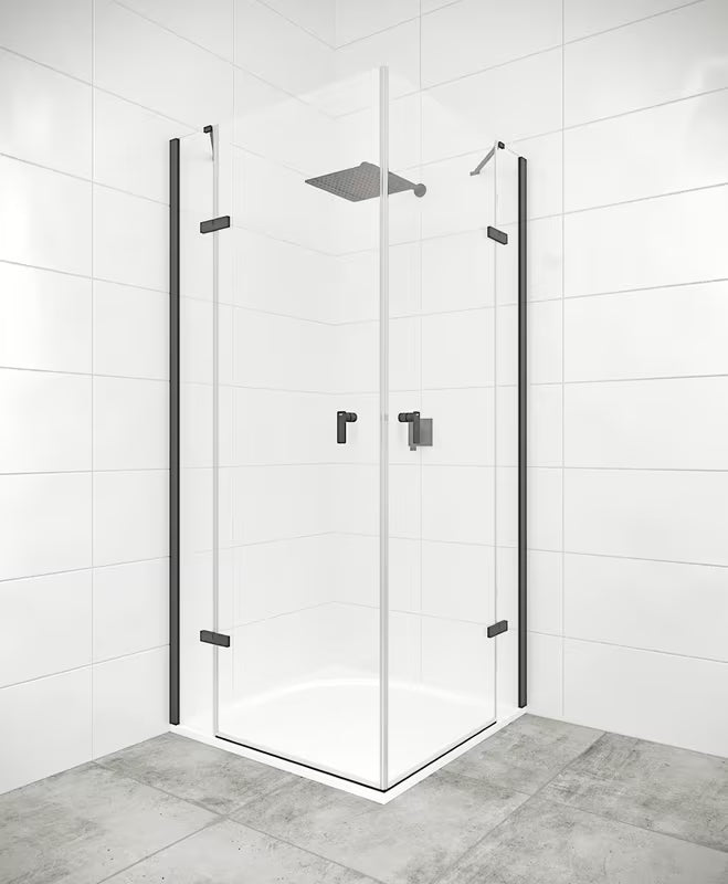 Kvadratna tuš kabina Hüppe Strike New 90x90 cm s prozornim steklom in profili v mat črni barvi.
