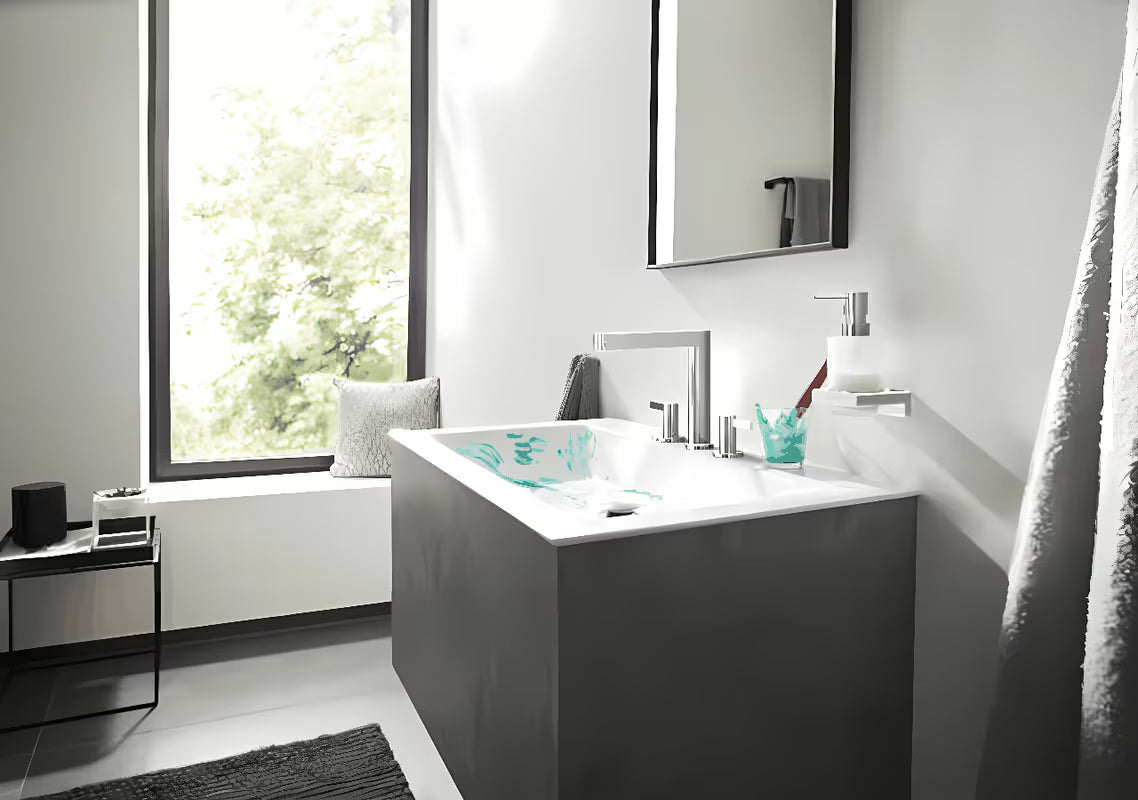 Kromirani stenski dozator tekućeg sapuna hansgrohe addstoris sa staklenom posudom i metalnim držačem.