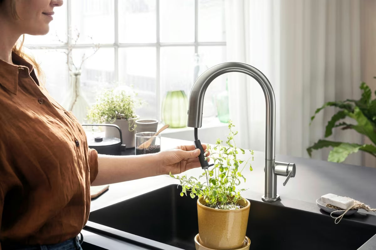 Kuhinjska slavina za sudoper Hansgrohe Aqittura u izgledu nehrđajućeg čelika s filtrom, s izvlačivim izljevom i sBoxom