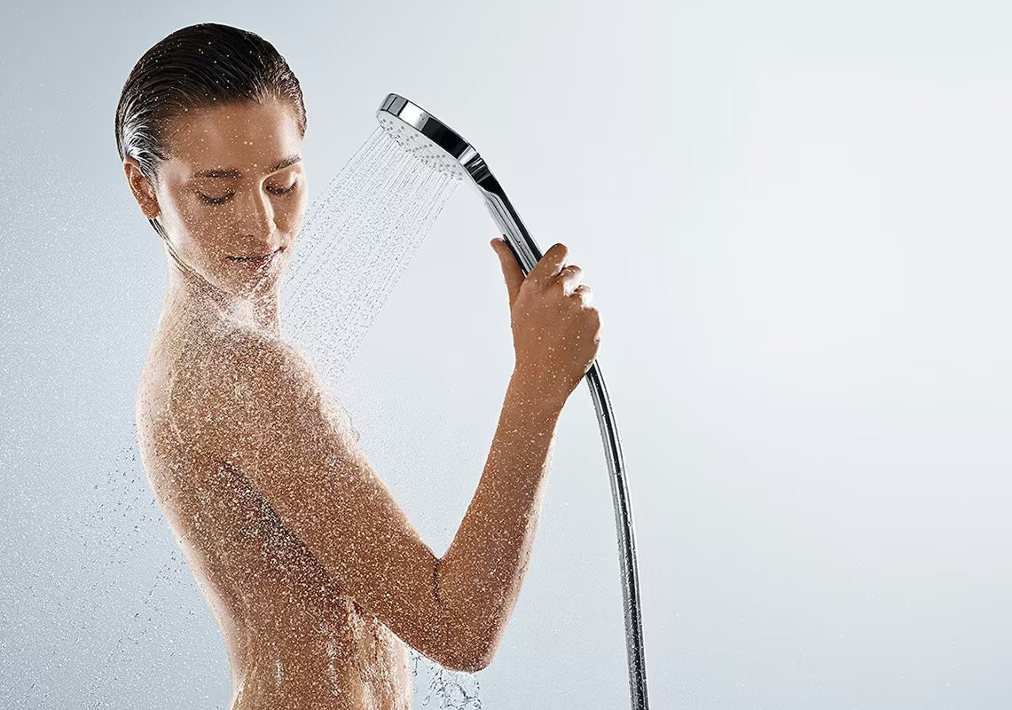 Ročna prha Hansgrohe Croma Select E Vario v izvedbi bela/krom z gumbom Select s premerom 110 mm.