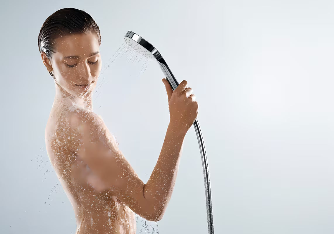 Ročna prha Hansgrohe Croma Select E v izvedbi bela/krom s curkom Rain in premerom 110 mm.