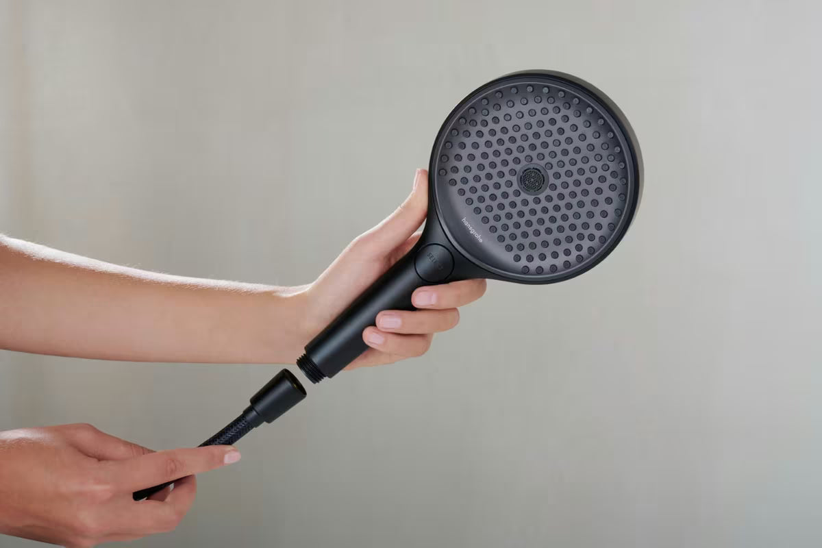 Tekstilna cev za tuš hansgrohe Designflex 2 m v mat črni barvi z univerzalnim priključkom G ½.