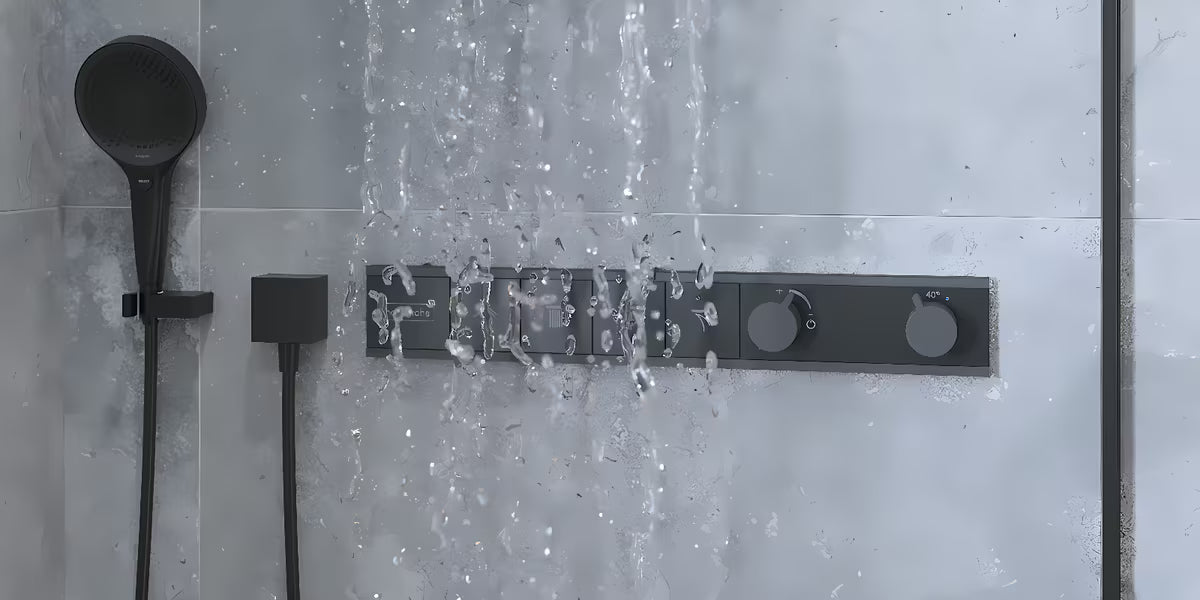Hansgrohe fixfit Square priključek za tuš cev sa crijevom za tuš u mat crnoj izvedbi s povratnim ventilom