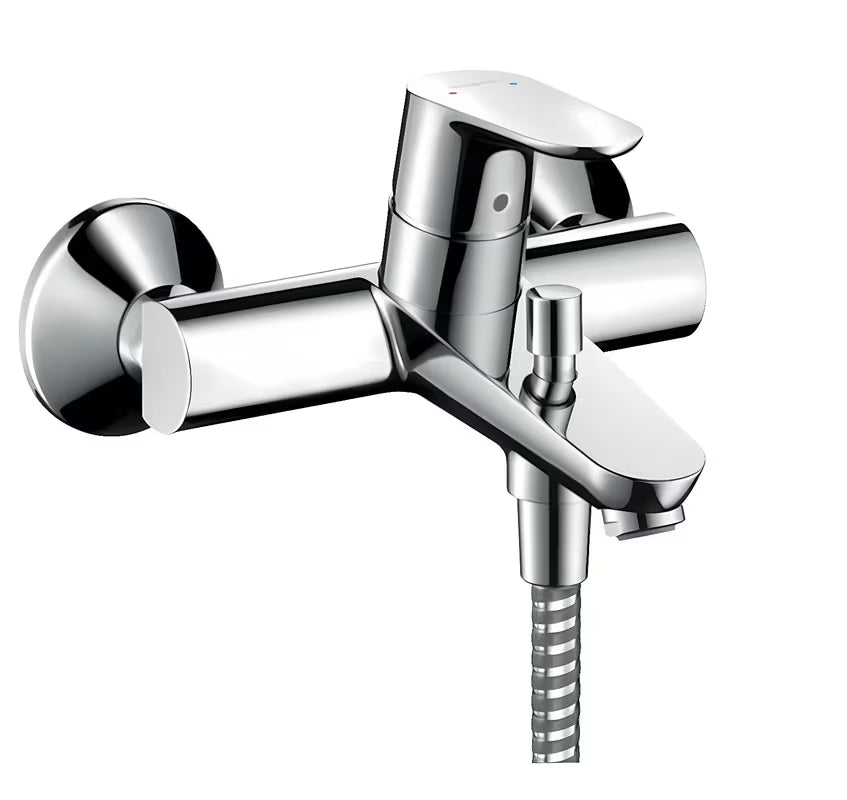 Kromirana stenska enoročna armatura za kad Hansgrohe Focus v zaobljenem dizajnu